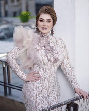 Zuhur Alaa Instagram - حزن عمرين بـ عيوني ،  وبعدني أضحك .
مكياج وشعر @ali_esmaeel_e 

مصمم الازياء @saif.alobaidi83 

سنتر @sa.centeriq 

تصوير @ehab.albader