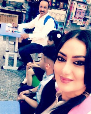 Zuhur Alaa Instagram - اصدقائي الطيبيين شكرا لكل تعليقاتكم الراقيه مثل قلوبكم النقيه والمسجات الي توصلني  ربي يحفظكم ويخليكم 🌹صوره من كواليس  برنامج هاشتاك
