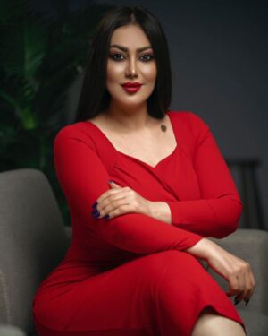Zuhur Alaa Instagram - ‏في ملامح الهادئين أشياء لا تهدأ. ❤️❤️❤️❤️❤️❤️
شكرا للمصور الرائع والمبدع 
@nabeelalasmer 

وشكرا لصالون رزان 
@razan_salon 

وفستاني من صديقتي الراقيه 
@rere.boutique1