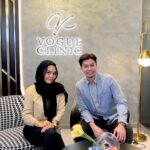 Zulin Aziz Instagram - Zulin ni ada masalah suka kopek jerawat! Bila berparut muka mula lah stress… Nasib baik ada rawatan hilang parut dekat @vogueclinickl . Sekali laser dah boleh nampak result. Untuk parut yg dalam 2-3 kali treatment sahaja. Kalau korang ada parut jgn down ok. Pergi @vogueclinickl . Korang akan puas hati dengan result dia! Zulin yg suka kopek jerawat ni pun boleh licin kulit. Thank you so much @vogueclinickl ❤️