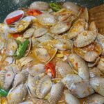 Zulin Aziz Instagram - Lala masak pedas siap 👩🏻‍🍳 Tabur sikit daun ketumbar… yummms! Lepasni tinggal goreng telur dadar. masak awai xkalut. Harini aktiviti mengurus rumah,cuci carpet, Cuci baju phewww🥲. Aku paling laaa maleh lipat baju. Suruhla kemas rumah ke,masak utk kenduri pun aku sggp Tapi kalau lipat baju ….😭 #puanzulinkedapur