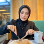 Zulin Aziz Instagram - Tak makan pun ..suapkan je. Diet kan 😌 Lens : @fabullens Bawal : @leyazara.my