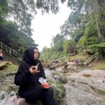 Zulin Aziz Instagram - Ada org nak mandi Air Terjun pulak dah. Aku tetap dengan kopok lekor aku 😋