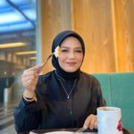 Zulin Aziz Instagram - Tak makan pun ..suapkan je. Diet kan 😌 Lens : @fabullens Bawal : @leyazara.my