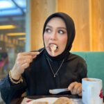 Zulin Aziz Instagram - Tak makan pun ..suapkan je. Diet kan 😌 Lens : @fabullens Bawal : @leyazara.my