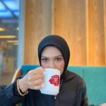 Zulin Aziz Instagram - Tak makan pun ..suapkan je. Diet kan 😌 Lens : @fabullens Bawal : @leyazara.my