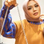 Zulin Aziz Instagram - #AIGNER Isa crossbody bag - my ultimate accessory companion. Rekaan moden, boleh digayakan dalam dua stail, leather strap untuk gaya kasual, stainless steel acara sosial. Love it! Explore and shop the Isa crossbody bag at AIGNER Pavilion KL | Suria KLCC | LaLaport BBCC @themeliumgroup #melium