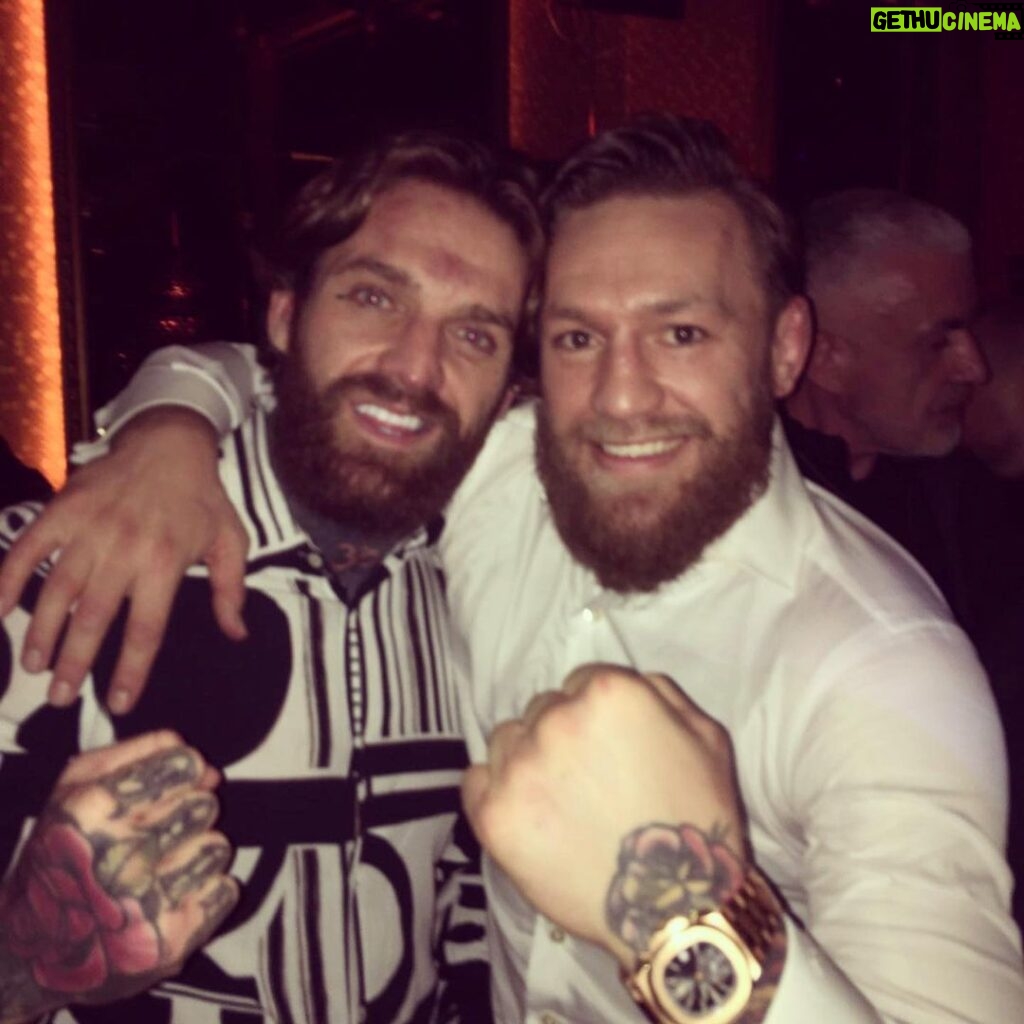 Aaron Chalmers Instagram - Good to chat to the champ champ @thenotoriousmma after my fight Saturday night!! Some positives words from him about it and onto the next 🥊