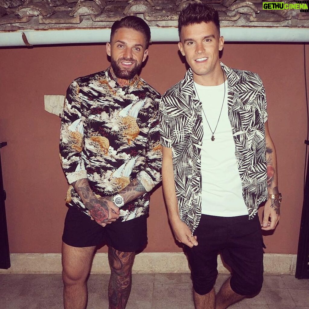 Aaron Chalmers Instagram - Good times with the brother @gazgshore 👬 kinda missing my hair like this 🤔