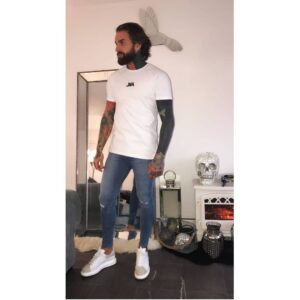 Aaron Chalmers Instagram - Best fitted jeans I’ve ever worn! Go check out @jk_attire denim collection #JKA