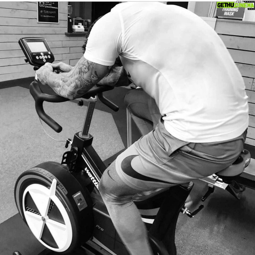 Aaron Chalmers Instagram - @jonny_velocity pushing me to my absolute limits in S&C today!! Best in the business by far 👌🏽