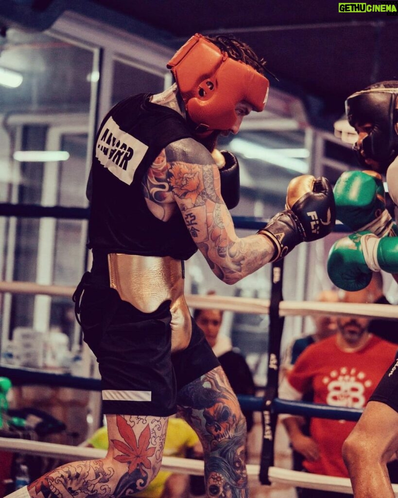 Aaron Chalmers Instagram - Ready for another week on the grind 🥊