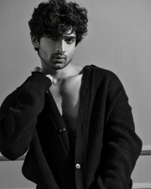 Abhishek Kumar Instagram - Cheers to the brighter side of life 🖤

Exclusively styled by @kapoormohit888
Photography @amitkhannaphotography
Wardrobe by @modabymohitkapoor
Hair & Makeup @beautybythebeastt
Location @a__square__entertainment
Pr @greenlight__media

#AbhishekKumar #Abhishekavengers #Akparivaar