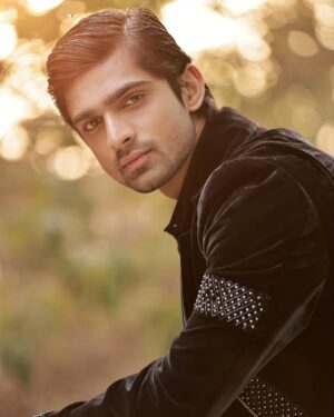 Abhishek Kumar Instagram - Meri tarraki se log jallne lge hai,

Jo mujhse door bhagte the, aaj milne lge hain,

Meri baton ko ignore karte the jo log,
Aaj mere hi ishaaro pe chalne lge hain 🔥 
📝 : #AbhishekKumar 

#abhishekavengers 

*Credits*
Exclusively styled by @kapoormohit888
Photography @amitkhannaphotography
Wearing @mayankchawla_menswear @mayankchawla09
Hair & Makeup @beautybythebeastt
Location @a__square__entertainment
PR @greenlight__media