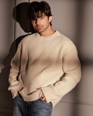 Abhishek Kumar Instagram - Charchit or yadgaar hone me zameen aasmaan ka faraq hota hai ❤️

#AbhishekKumar #AbhishekAvengers #Akparivaar

Styled by @kapoormohit888
Photography @amitkhannaphotography
Wardrobe by @modabymohitkapoor
Hair & Makeup @beautybythebeastt
Location @a__square__entertainment
Pr @greenlight__media