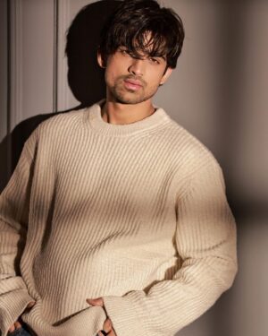 Abhishek Kumar Instagram - Charchit or yadgaar hone me zameen aasmaan ka faraq hota hai ❤️

#AbhishekKumar #AbhishekAvengers #Akparivaar

Styled by @kapoormohit888
Photography @amitkhannaphotography
Wardrobe by @modabymohitkapoor
Hair & Makeup @beautybythebeastt
Location @a__square__entertainment
Pr @greenlight__media