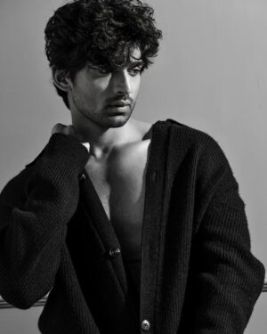Abhishek Kumar Instagram - Cheers to the brighter side of life 🖤

Exclusively styled by @kapoormohit888
Photography @amitkhannaphotography
Wardrobe by @modabymohitkapoor
Hair & Makeup @beautybythebeastt
Location @a__square__entertainment
Pr @greenlight__media

#AbhishekKumar #Abhishekavengers #Akparivaar