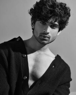 Abhishek Kumar Instagram - Cheers to the brighter side of life 🖤

Exclusively styled by @kapoormohit888
Photography @amitkhannaphotography
Wardrobe by @modabymohitkapoor
Hair & Makeup @beautybythebeastt
Location @a__square__entertainment
Pr @greenlight__media

#AbhishekKumar #Abhishekavengers #Akparivaar