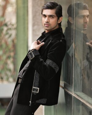 Abhishek Kumar Instagram - Meri tarraki se log jallne lge hai,

Jo mujhse door bhagte the, aaj milne lge hain,

Meri baton ko ignore karte the jo log,
Aaj mere hi ishaaro pe chalne lge hain 🔥 
📝 : #AbhishekKumar 

#abhishekavengers 

*Credits*
Exclusively styled by @kapoormohit888
Photography @amitkhannaphotography
Wearing @mayankchawla_menswear @mayankchawla09
Hair & Makeup @beautybythebeastt
Location @a__square__entertainment
PR @greenlight__media