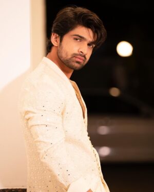 Abhishek Kumar Instagram - Khulli aankhon se sapne dekhne laga hoon,
Zindagi aesi hai k kbhi yahan to kabhi wahan hoon,
Sbko to bas meri success nazar aati hai,
Per unhe kya pta yahan tak pohchne k lie kya kya saha hoon...❤️

📝 : Abhishek kumar

#AbhishekKumar #Abhishekavengers #AKparivaar 

Make up & Hair - @makeoverbysejalthakkar
Outfit - @bharat_reshma
Team - @greenlight__media