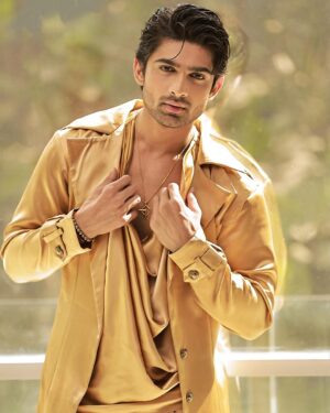 Abhishek Kumar Instagram - Thodi tareef to banti hai ❤️👑🙈

#AbhishekKumar #abhishekavengers #photoshoot #bb17 

Exclusively styled by @kapoormohit888
Photography @amitkhannaphotography
Wearing @bbl_being_beautiful_look
Hair & Makeup @beautybythebeastt
Location @a__square__entertainment
Jewellery: @kickyandperky X @affiliates_pr
Pr @greenlight__media