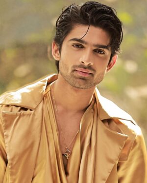 Abhishek Kumar Instagram - Thodi tareef to banti hai ❤️👑🙈

#AbhishekKumar #abhishekavengers #photoshoot #bb17 

Exclusively styled by @kapoormohit888
Photography @amitkhannaphotography
Wearing @bbl_being_beautiful_look
Hair & Makeup @beautybythebeastt
Location @a__square__entertainment
Jewellery: @kickyandperky X @affiliates_pr
Pr @greenlight__media