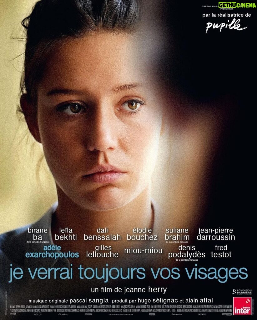 Adèle Exarchopoulos Instagram - JE VERRAI TOUJOURS VOS VISAGES DE JEANNE HERRY LE 29 MARS AU CINÉMA 🤍 Depuis 2014, en France, la Justice Restaurative propose à des personnes victimes et auteurs d’infraction de dialoguer dans des dispositifs sécurisés, encadrés par des professionnels et des bénévoles comme Judith, Fanny ou Michel. Nassim, Issa, et Thomas, condamnés pour vols avec violence, Grégoire, Nawelle et Sabine, victimes de homejacking, de braquages et de vol à l'arraché, mais aussi Chloé, victime de viols incestueux, s’engagent tous dans des mesures de Justice Restaurative. Sur leur parcours, il y a de la colère et de l’espoir, des silences et des mots, des alliances et des déchirements, des prises de conscience et de la conﬁance retrouvée… Et au bout du chemin, parfois, la réparation...