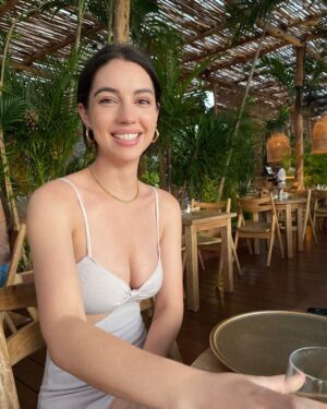Adelaide Kane Instagram - Fancy feet 👠