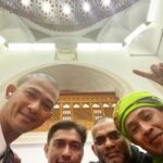 Adi Putra Instagram - Masjid Kiblatain. Pada permulaan Islam, orang melakukan solat dengan kiblat ke arah Baitul Maqdis Masjid Al-Aqsa di Yerusalem/Palestina. Turunlah wahyu Surah Al Baqarah ayat 144 kepada Rasulullah SAW untuk memindahkan kiblat ke arah Masjidil Haram di Mekkah. Peristiwa itu terjadi pada tahun ke-2 Hijriyah hari Isnin bulan Rajab waktu dhuhur. #taatpadayangsatu #hadidtravelandtours Masjid Al-Qiblatain مسجد القبلتين