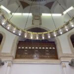 Adi Putra Instagram - Masjid Kiblatain. Pada permulaan Islam, orang melakukan solat dengan kiblat ke arah Baitul Maqdis Masjid Al-Aqsa di Yerusalem/Palestina. Turunlah wahyu Surah Al Baqarah ayat 144 kepada Rasulullah SAW untuk memindahkan kiblat ke arah Masjidil Haram di Mekkah. Peristiwa itu terjadi pada tahun ke-2 Hijriyah hari Isnin bulan Rajab waktu dhuhur. #taatpadayangsatu #hadidtravelandtours Masjid Al-Qiblatain مسجد القبلتين