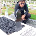 Adi Putra Instagram - اَللَّهُمَّ اغْفِرْ لَهُ وَارْحَمْهُ وَعَافِهِ وَاعْفُ عَنْهُ، وَأَكْرِمْ نُزُلَهُ، وَوَسِّعْ مَدْخَلَهُ، وَاغْسِلْهُ بِالْمَاءِ وَالثَّلْجِ وَالْبَرَدِ، وَنَقِّهِ مِنَ الذُّنُوبِ والْخَطَايَا كَمَا يُنَقَّى الثَّوْبُ الْأَبْيَضُ مِنَ الدَّنَسِ، وَأَبْدِلْهُ دَارًا خَيْرًا مِنْ دَارِهِ، وَزَوْجًا خَيْرًا مِنْ زَوْجِهِ، وَأَدْخِلْهُ الْجَنَّةَ، وَأَعِذْهُ مِنْ عَذَابِ الْقَبْرِ وَمِنْ عَذَابِ النَّار, وَافْسَحْ لَهُ فِي قَبْرِهِ، ونَوِّرْ لَهُ فِيهِ AL-Fateha 🤲 #taatpadayangsatu