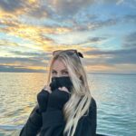 Adixia Romaniello Instagram - Exploratrice des mers, contemplant l’horizon... ou peut-être juste en train de chercher le prochain endroit pour bruncher. 🌊☀️ La Grande Motte