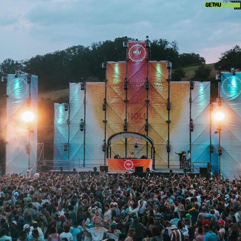 Adixia Romaniello Instagram - Merci à la Belgique, vous avez été magnifiques ! Quelle sensation incroyable de vibrer ensemble 🇧🇪❤️ @holilakesfestival Pics by @haubecq.be @iamnotrichparis Cerfontaine