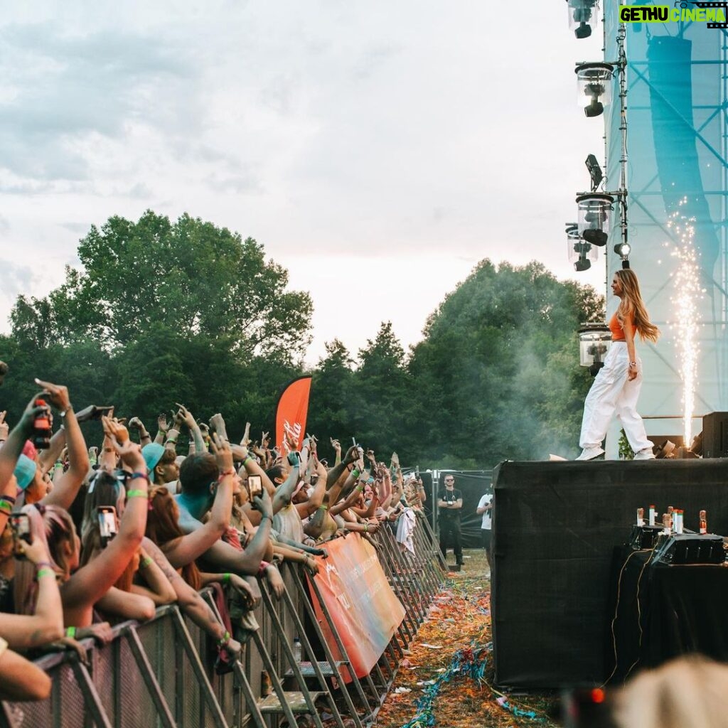 Adixia Romaniello Instagram - Merci à la Belgique, vous avez été magnifiques ! Quelle sensation incroyable de vibrer ensemble 🇧🇪❤️ @holilakesfestival Pics by @haubecq.be @iamnotrichparis Cerfontaine