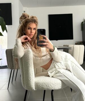 Adixia Romaniello Instagram - Voila ! Mon aventure vient de se terminer… vous l’avez vu. 
Un tournage très différent mais tout autant incroyable.. 💜 Malgré le fait que je n’étais pas au top du top de ma forme, comme je vous l’avais expliqué en début d’aventure. 
J’ai apprit de nouvelles choses, rencontré des personnes géniales, vécu des jeux et des épreuves qui parfois me rappelaient mon enfance. 
Mon sacrifice je le dois à vous ! Les abonnés, mes abonnés ! Je savais que cette cagnotte changerait la vie de quelqu’un parmi vous! Il ne fallait pas penser à sois, mais bien à vous ! Alors c’est avec un grand plaisir et une énorme émotion que j’ai appuyé sur ce bouton rouge. Je vous aime tous et je vous remercie du soutien que vous m’avez apporté une fois de plus durant cette nouvelle aventure, mémorable 💜
@w9officiel #les50