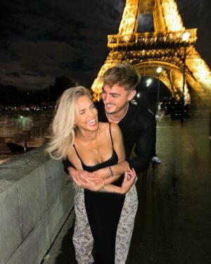 Adixia Romaniello Instagram - Quelle magnifique soirée avec @simon_feraud !
Cette photo donne l’impression que nous sommes ensemble depuis 10 ans, même si c’était seulement notre deuxième rendez-vous... #MATP @w9officiel