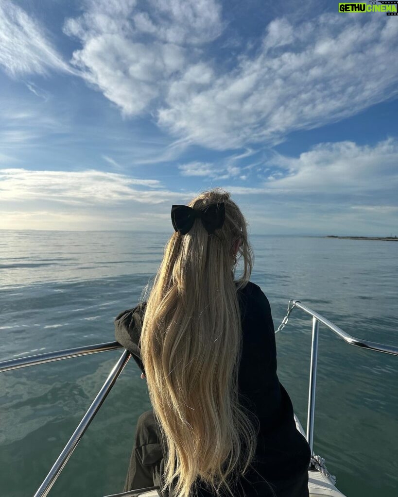 Adixia Romaniello Instagram - Exploratrice des mers, contemplant l’horizon... ou peut-être juste en train de chercher le prochain endroit pour bruncher. 🌊☀️ La Grande Motte