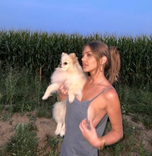 Adixia Romaniello Instagram - 🖤🌽 J’ai trouvé un joli petit chien dans le champ de Maïs