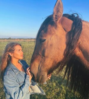 Adixia Romaniello Instagram - 🐴🖤 Bientôt au galop!