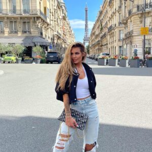 Adixia Romaniello Instagram - Petit retour à Paris avant de repartir 💙☀️
mais où cette fois? 🤔