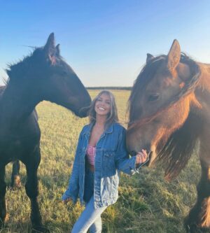 Adixia Romaniello Instagram - 🐴🖤 Bientôt au galop!