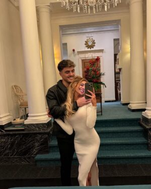 Adixia Romaniello Instagram - Merci d’être mon rocher, mon bonheur et merci pour tout l’amour et la joie que tu apportes dans ma vie ❤️🌹#ValentinesDay @simon_feraud