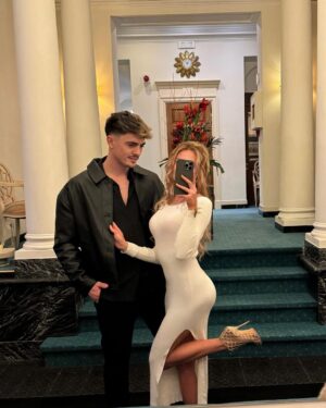 Adixia Romaniello Instagram - Merci d’être mon rocher, mon bonheur et merci pour tout l’amour et la joie que tu apportes dans ma vie ❤️🌹#ValentinesDay @simon_feraud