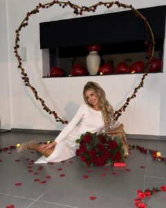 Adixia Romaniello Instagram - Merci d’être mon rocher, mon bonheur et merci pour tout l’amour et la joie que tu apportes dans ma vie ❤️🌹#ValentinesDay @simon_feraud