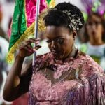 Alcione Instagram - Aqui o samba não morrerá jamais! ✨ A Mangueira trouxe a energia de sua comunidade para abrir o último dia de ensaios técnicos na Sapucaí. 💚💖 Preparamos esses registros incríveis da nação mangueirense: passe pro lado e confira cada clique. 📸 Acompanhe com a gente essa noite de teste de luz e som e aproveite para marcar aquele amigo que é verde e rosa de coração. 📲 Sambódromo da Marquês de Sapucaí