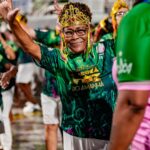 Alcione Instagram - Aqui o samba não morrerá jamais! ✨ A Mangueira trouxe a energia de sua comunidade para abrir o último dia de ensaios técnicos na Sapucaí. 💚💖 Preparamos esses registros incríveis da nação mangueirense: passe pro lado e confira cada clique. 📸 Acompanhe com a gente essa noite de teste de luz e som e aproveite para marcar aquele amigo que é verde e rosa de coração. 📲 Sambódromo da Marquês de Sapucaí