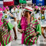 Alcione Instagram - Aqui o samba não morrerá jamais! ✨ A Mangueira trouxe a energia de sua comunidade para abrir o último dia de ensaios técnicos na Sapucaí. 💚💖 Preparamos esses registros incríveis da nação mangueirense: passe pro lado e confira cada clique. 📸 Acompanhe com a gente essa noite de teste de luz e som e aproveite para marcar aquele amigo que é verde e rosa de coração. 📲 Sambódromo da Marquês de Sapucaí