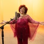 Alcione Instagram - A vinheta Globeleza 2024 já está no ar! O clássico composto por @jorgearagaodacruz e Franco Lattari, desde 1991 anuncia o Carnaval na @tvglobo e esse ano ganhou as vozes da Marrom e @ludmilla! Quem já assistiu? (Equipe)