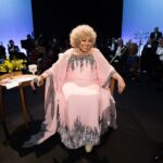 Alcione Instagram - Já está disponível, em todos os aplicativos de música, o álbum comemorativo aos 50 anos de carreira da Marrom, gravado no Theatro Municipal do Rio! (Equipe) Brahma e Secretaria de Estado de Cultura e Economia Criativa do Rio de Janeiro, através da Lei de Incentivo à Cultura, apresentam: ALCIONE 50 ANOS O show, que também está na íntegra no YouTube da @biscoitofino por 72 horas, tem direção musical de Alexandre Menezes e geral de Solange Nazareth, traz um mosaico formatado por medleys com 65 músicas das mais diferentes fases da vitoriosa carreira de Alcione: “A Loba/Ou Ela, Ou Eu”, “Sufoco”, “Meu Ébano”, “Estranha Loucura”, “Você Me Vira a Cabeça”, “Além da Cama”, “Garoto Maroto”, “Faz Uma Loucura Por Mim”, “Nem Morta”, “Gostoso Veneno” e muitas outras! Além da Banda do Sol que a acompanha por décadas, integrantes da Orquestra Sinfônica  Maré do Amanhã, dançarinos da Academia Marcello Chocolate e Sheila Aquino e da Cia. Cenarte Dimensões; além, é claro, da Estação Primeira de Mangueira, fizeram parte da gravação. O espetáculo que deu origem ao novo DVD da cantora abriu ao som eletrizante do Ilé Àṣẹ Ọbalúwáiyé Jagun, casa do Pai Celinho de Omolu, e com a voz poderosa de Maria Bethânia que estava na plateia) recitando os versos da autobiográfica "Resumo" (música de Roberto Correa e Sylvio Son). "Alcione 50 Anos" não é apenas o álbum que celebra o cinquentenário de carreira dessa artista que é sinônimo de brasilidade. Conta uma história de sucesso construída com muito trabalho e norteada por um amor extremo ao ofício. -"Cantar é ofício e paixão. E só tenho a agradecer àqueles que me auxiliaram, conduziram-me até aqui. Agradeço, principalmente, aos fãs. Sem eles não existiriam artistas", resume Alcione.