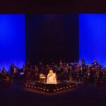 Alcione Instagram - Já está disponível, em todos os aplicativos de música, o álbum comemorativo aos 50 anos de carreira da Marrom, gravado no Theatro Municipal do Rio! (Equipe) Brahma e Secretaria de Estado de Cultura e Economia Criativa do Rio de Janeiro, através da Lei de Incentivo à Cultura, apresentam: ALCIONE 50 ANOS O show, que também está na íntegra no YouTube da @biscoitofino por 72 horas, tem direção musical de Alexandre Menezes e geral de Solange Nazareth, traz um mosaico formatado por medleys com 65 músicas das mais diferentes fases da vitoriosa carreira de Alcione: “A Loba/Ou Ela, Ou Eu”, “Sufoco”, “Meu Ébano”, “Estranha Loucura”, “Você Me Vira a Cabeça”, “Além da Cama”, “Garoto Maroto”, “Faz Uma Loucura Por Mim”, “Nem Morta”, “Gostoso Veneno” e muitas outras! Além da Banda do Sol que a acompanha por décadas, integrantes da Orquestra Sinfônica  Maré do Amanhã, dançarinos da Academia Marcello Chocolate e Sheila Aquino e da Cia. Cenarte Dimensões; além, é claro, da Estação Primeira de Mangueira, fizeram parte da gravação. O espetáculo que deu origem ao novo DVD da cantora abriu ao som eletrizante do Ilé Àṣẹ Ọbalúwáiyé Jagun, casa do Pai Celinho de Omolu, e com a voz poderosa de Maria Bethânia que estava na plateia) recitando os versos da autobiográfica "Resumo" (música de Roberto Correa e Sylvio Son). "Alcione 50 Anos" não é apenas o álbum que celebra o cinquentenário de carreira dessa artista que é sinônimo de brasilidade. Conta uma história de sucesso construída com muito trabalho e norteada por um amor extremo ao ofício. -"Cantar é ofício e paixão. E só tenho a agradecer àqueles que me auxiliaram, conduziram-me até aqui. Agradeço, principalmente, aos fãs. Sem eles não existiriam artistas", resume Alcione.